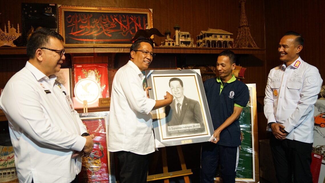 Menkumham Supratman APRESIASI Hasil Karya Warga Binaan Lapas Narkotika Cipinang