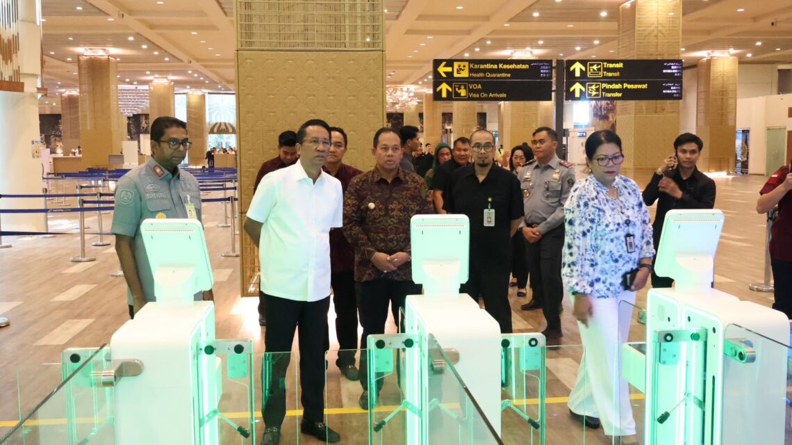MENKUMHAM SUPRATMAN TINJAU LAYANAN IMIGRASI DI BANDARA NGURAH RAI SAAT PERSIAPAN KTT IAF 2024