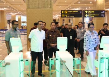 MENKUMHAM SUPRATMAN TINJAU LAYANAN IMIGRASI DI BANDARA NGURAH RAI SAAT PERSIAPAN KTT IAF 2024