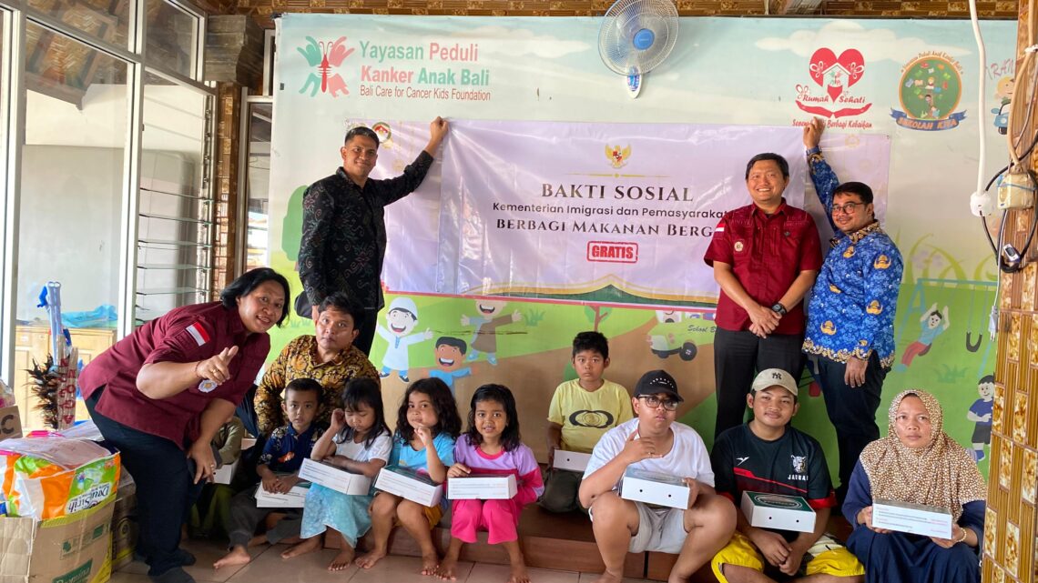 Imigrasi Denpasar Peduli, Bagikan Makanan Bergizi Kepada Pekerja dan Anak Penderita Kanker