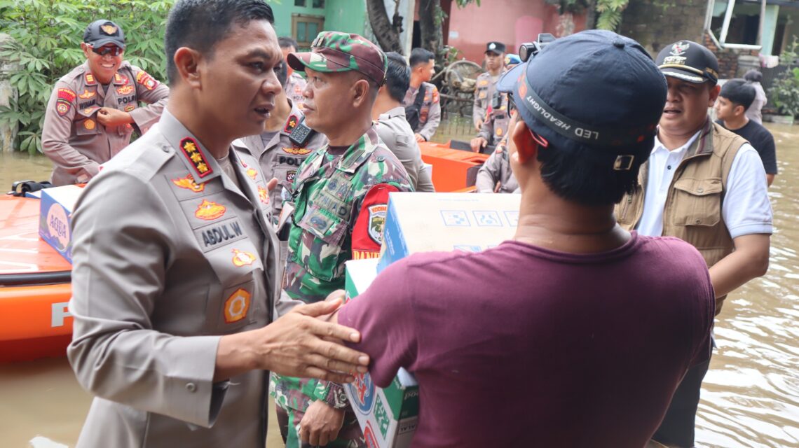 Polri – TNI Bagikan Makanan ke Warga Terdampak Banjir di Sawangan, Depok