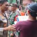Polri – TNI Bagikan Makanan ke Warga Terdampak Banjir di Sawangan, Depok