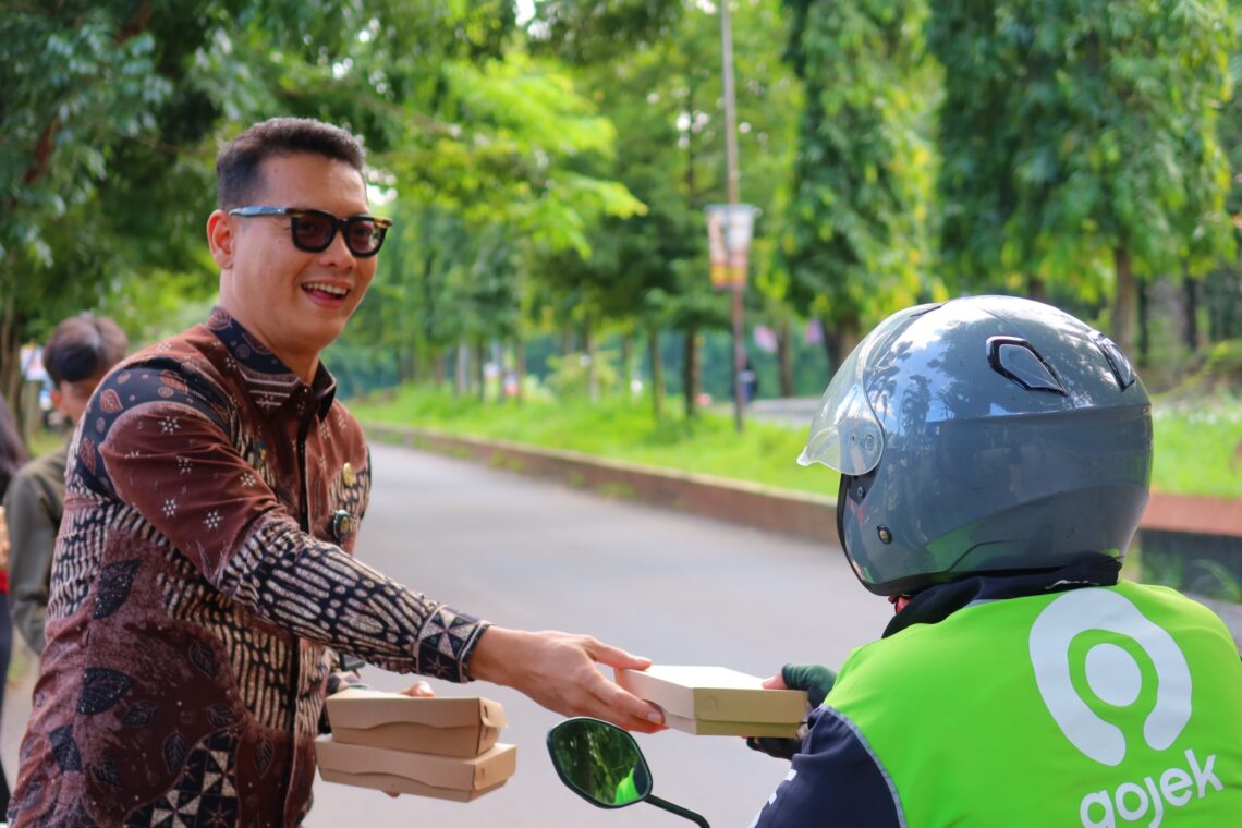 Imigrasi Cilegon Bersama PT Kino Project JO Peduli Sesama di Jumat Berkah
