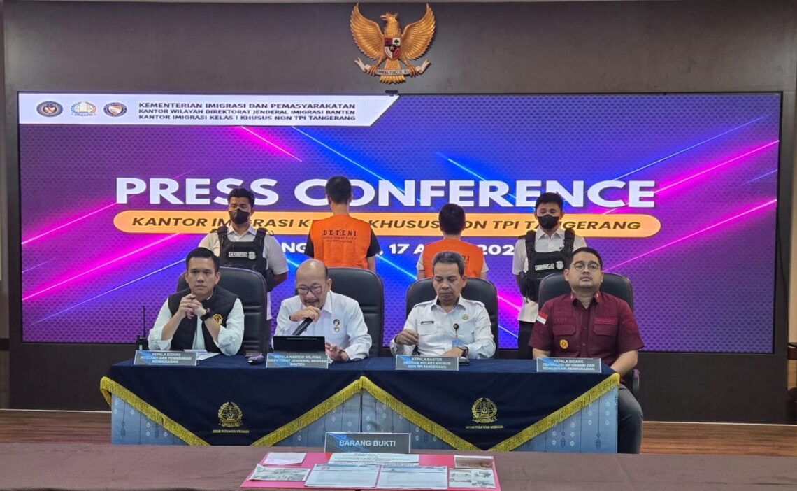 Imigrasi Tangerang Tangkap 2 Warga Negara China karena Bekerja Tanpa Izin