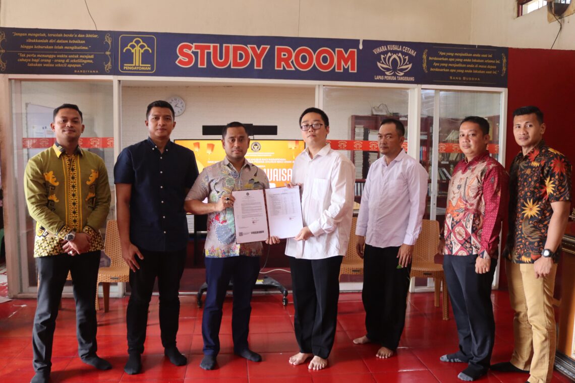 21 Warga Binaan Lapas Pemuda Tangerang Terima Remisi Khusus Waisak 2025