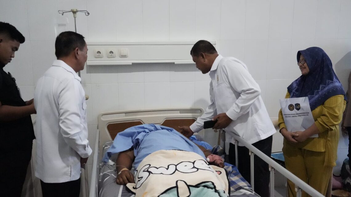 Tiba di Nabire, Dirjenpas Langsung Sambangi Petugas Lapas yang Terluka