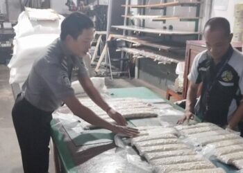 Pembina Bimgiat terus mendampingi warga binaan dalam proses pembuatan tempe.