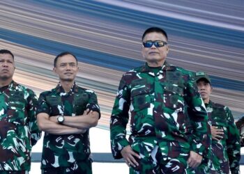 WADAN KORMAR PIMPIN KELANCARAN DEFILE PASUKAN PADA UPACARA TRADISI KEHORMATAN MILITER