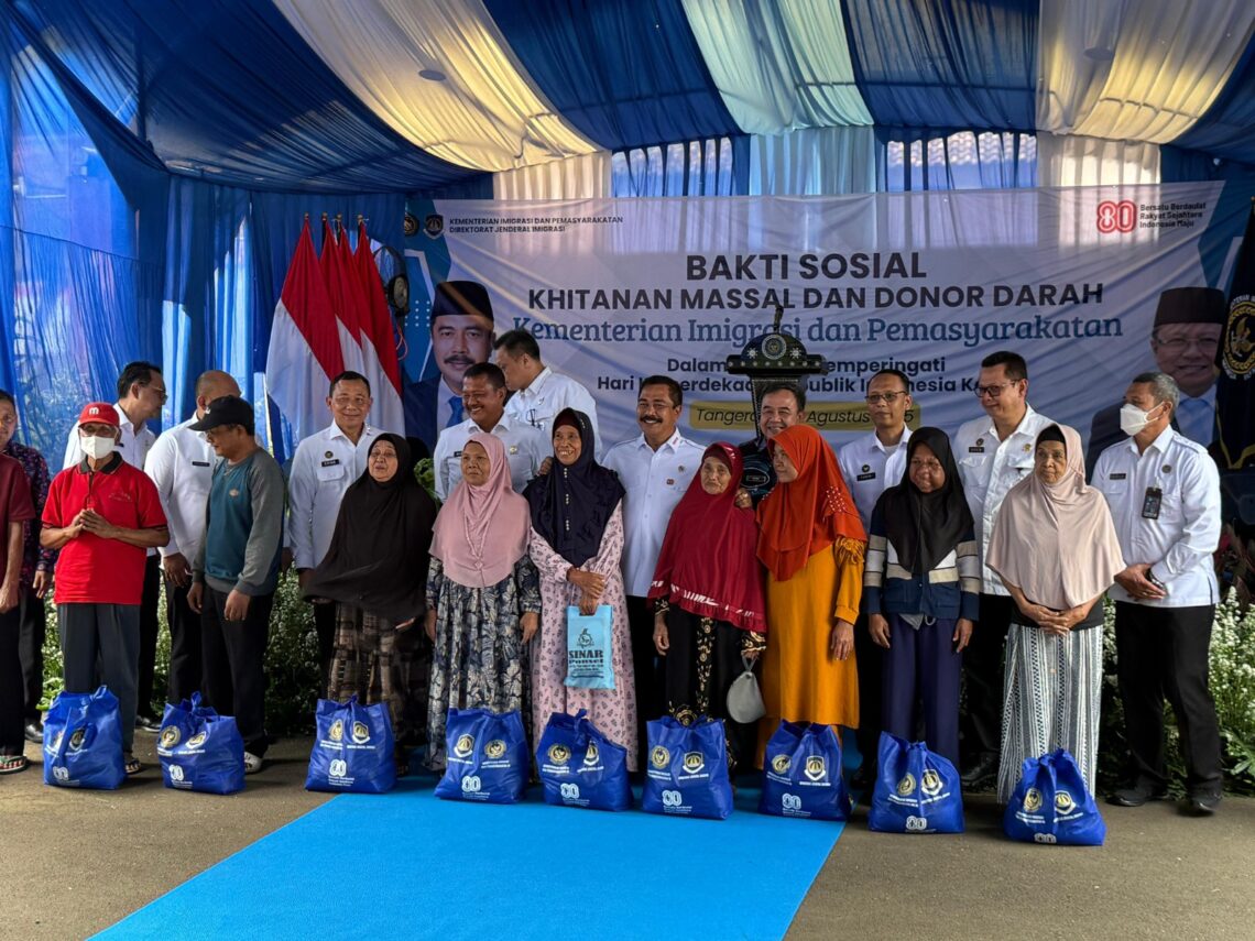 Menteri Imipas Tebar Kepedulian, Bagikan 5000 Paket Sembako