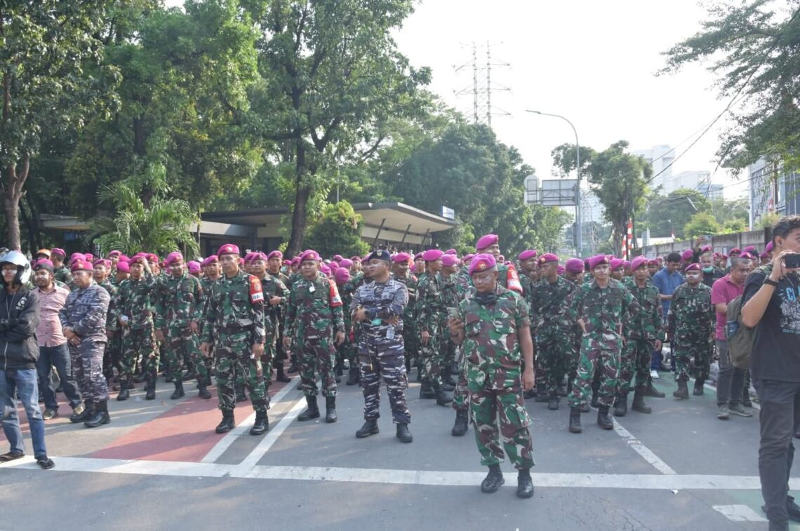 PANGKORMAR PERINTAHKAN PRAJURIT MARINIR REDAM MASSA DENGAN PENDEKATAN PERSUASIF DAN HUMANIS
