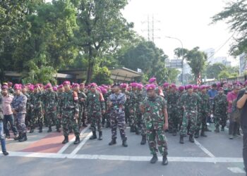 PANGKORMAR PERINTAHKAN PRAJURIT MARINIR REDAM MASSA DENGAN PENDEKATAN PERSUASIF DAN HUMANIS