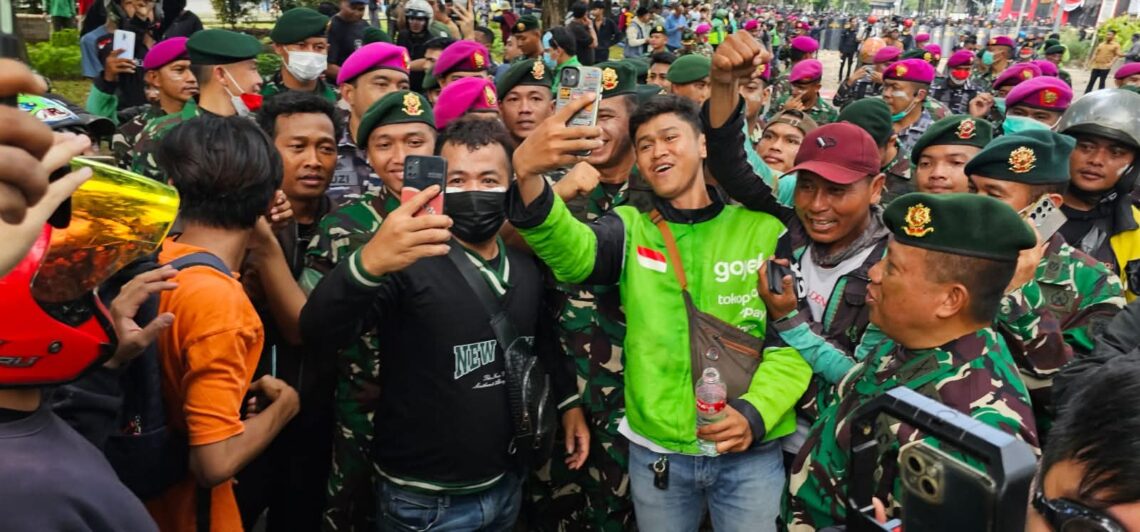 Redam Aksi Massa, Prajurit TNI Laksanakan Aksi Humanis Bersama Para Pendemo