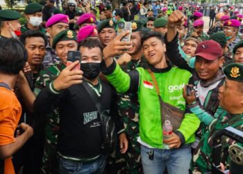 Redam Aksi Massa, Prajurit TNI Laksanakan Aksi Humanis Bersama Para Pendemo