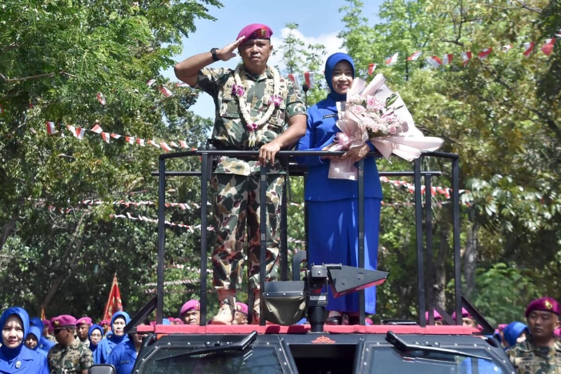 Komandan Brigif 2 Marinir Ikuti Upacara Tradisi Pelepasan Pejabat Lama Komandan Pasmar 2