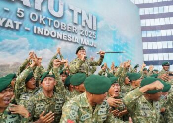 KOSTRAD PASUKAN TERBAIK DEFILE MILITER DALAM ACARA HUT TNI KE-80