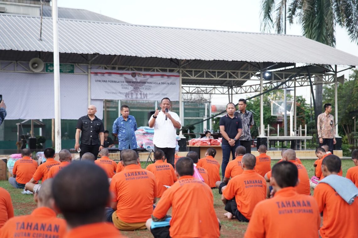Rutan Cipinang Bagikan Perlengkapan Mandi Dan Baju Untuk Warga Binaan