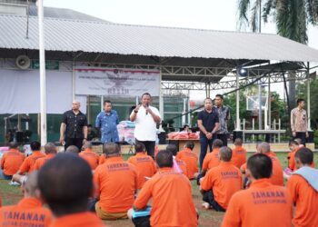 Rutan Cipinang Bagikan Perlengkapan Mandi Dan Baju Untuk Warga Binaan