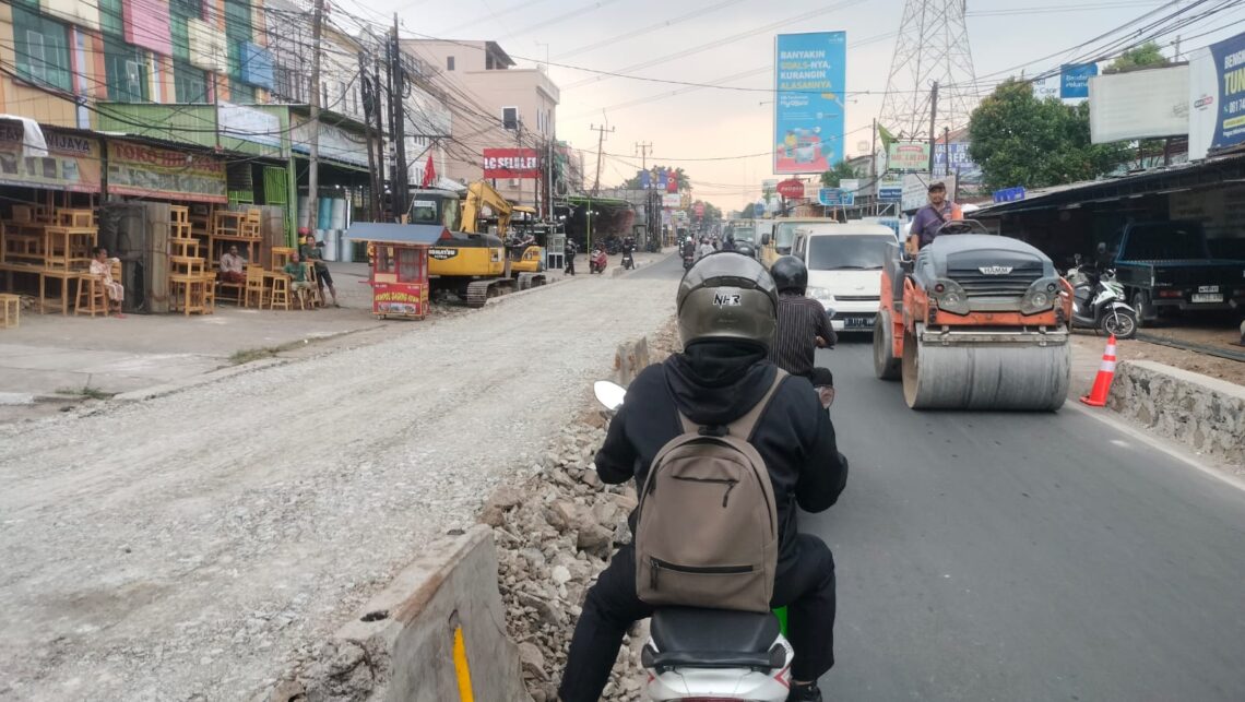 Proyek Peninggian Jalan di Ciledug Indah Tangerang Bikin Macet Horor